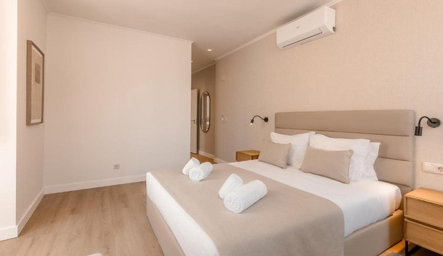 A2 Spacious & Stylish Apartment for 9 in Bica, Downtown Lisbon