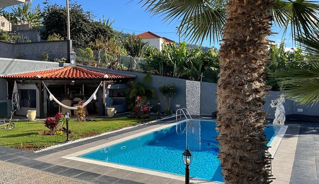 Alamos Gardens and Pool Apartment Free Parking