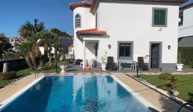 Alamos Gardens and Pool Apartment Free Parking