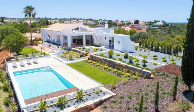 Algarve villa close to beach with large private pool in Ferragudo
