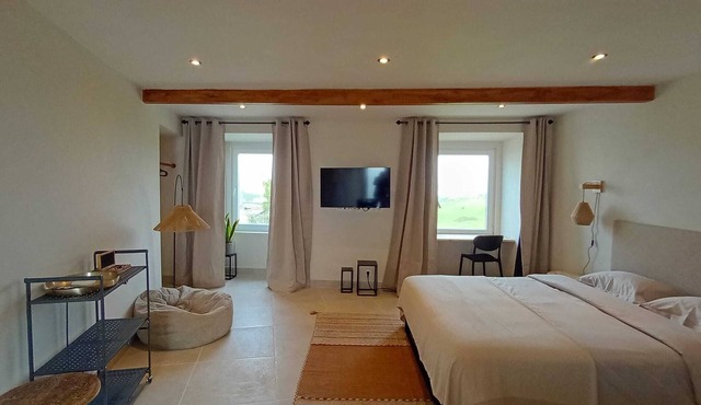 Almada Studio w/Rooftop & Close to Lisbon Beaches in Trafaria