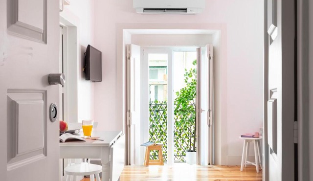 ALTIDO Chic 1BR Apt with balcony close by Graça Viewpoint and tram stops in Lisboa