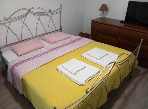Alvito Guest House - Comfortable room with private bathroom in Alcantara