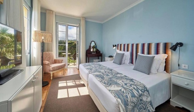 An Undeniable Jewel in Santana! Outdoor Pool, Buffet Breakfast, Free Parking!