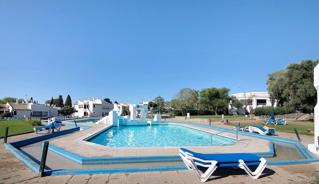 Apartment 'Estúdio - Pedras Del Rei' with Shared Pool, Private Garden and Air Conditioning