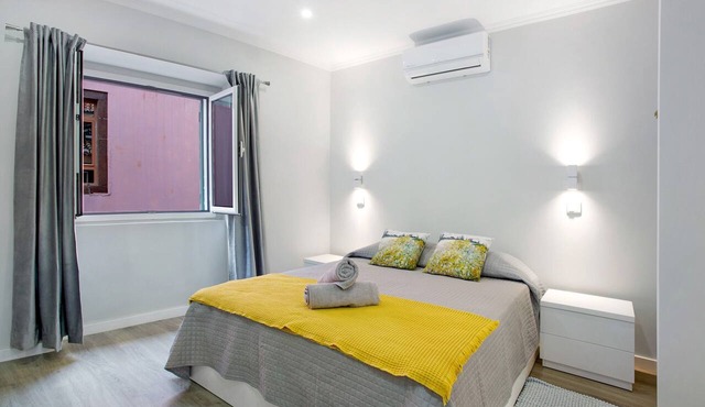 Apartment 'Família Dória Nóbrega T0' with Wi-Fi and Air Conditioning