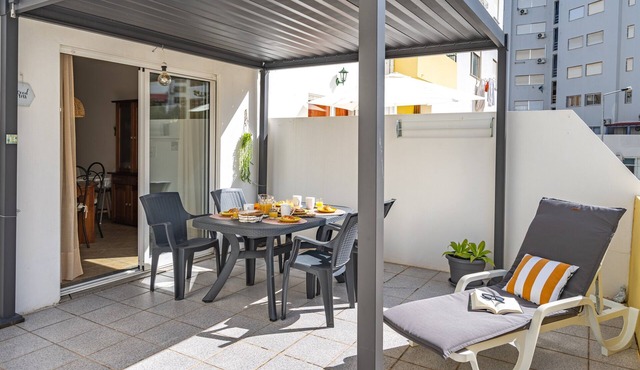 Apartment 'Joana' with Shared Pool, Wi-Fi and Air Conditioning in Portimão