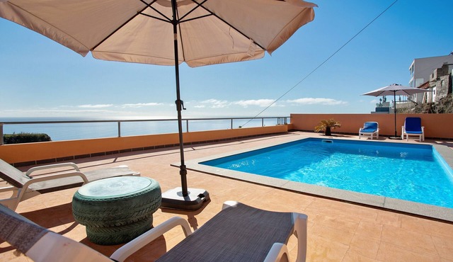 Apartment 'Morning Glory' with Sea View, Shared Pool and Wi-Fi in Estreito da Calheta