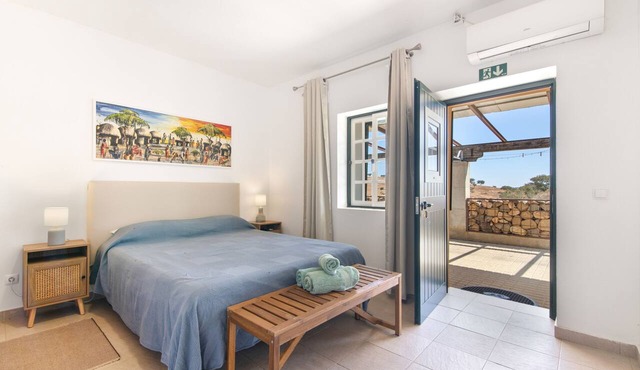 Apartment 'Quarto 7' with Wi-Fi and Air Conditioning in Corte do Pinto