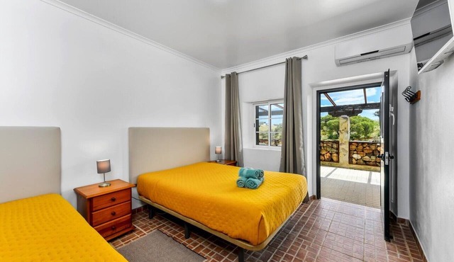 Apartment 'Quarto Triplo' with Wi-Fi and Air Conditioning in Corte do Pinto
