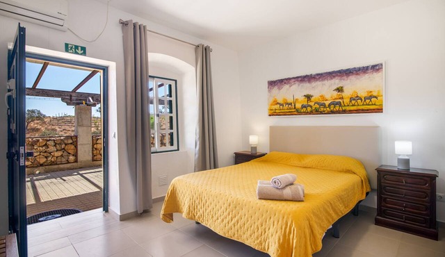 Apartment 'Quarto 6' with Wi-Fi and Air Conditioning in Corte do Pinto