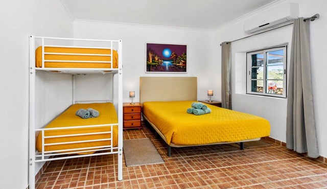 Apartment 'Quarto 1' with Wi-Fi and Air Conditioning in Corte do Pinto