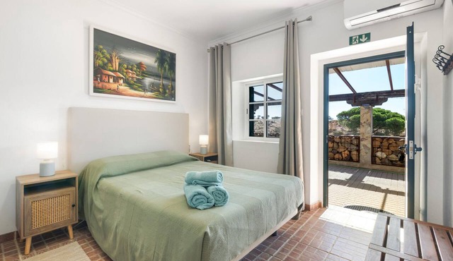 Apartment 'Quarto 2' with Wi-Fi and Air Conditioning in Corte do Pinto