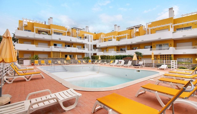 Apartment 'Royal Cabanas Golf' with Shared Pool, Wi-Fi and Air Conditioning in Conceição de Tavira