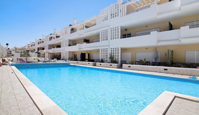 Apartment 'Royal Cabanas Beach 145' with Shared Pool, Shared Garden and Air Conditioning