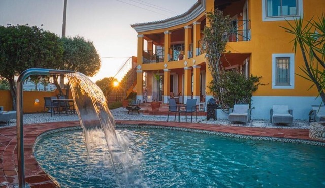 Apartment Sleeps 2 with Pool and Garden