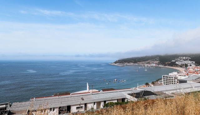Apartment 'Small By The Beach' with Sea View, Balcony and Wi-Fi in Sesimbra