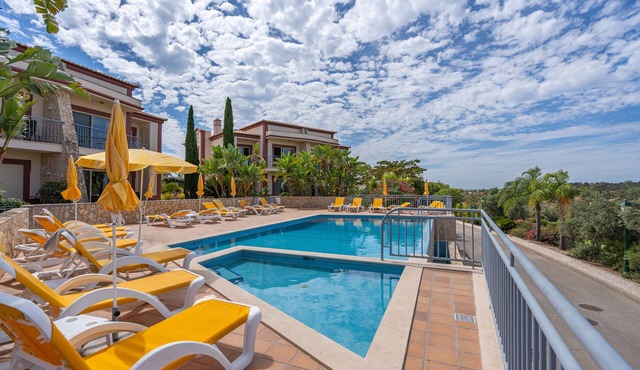 Apartment 'Vale Da Pinta T1' with Shared Pool, Wi-Fi and Air Conditioning