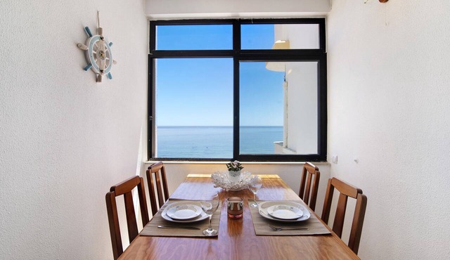 Apt. Torre Sol 10th nº4 – beachfront, sea view, pool in Armação de Pêra