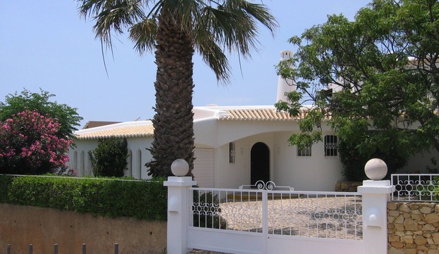 AUG-SEPT PROMOTION Beautiful villa, pool, sea view, 5min beach, AC, fastWifi in Albufeira