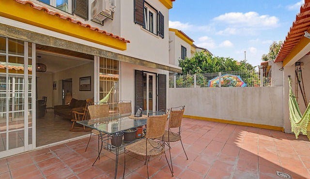 Azeitão Guest House with Private Terrace, Wi-Fi, and Air Conditioning in São Lourenço