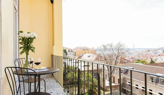 Bairro Alto 3Bdr TOP viewpoint flat! Great WI-FI!