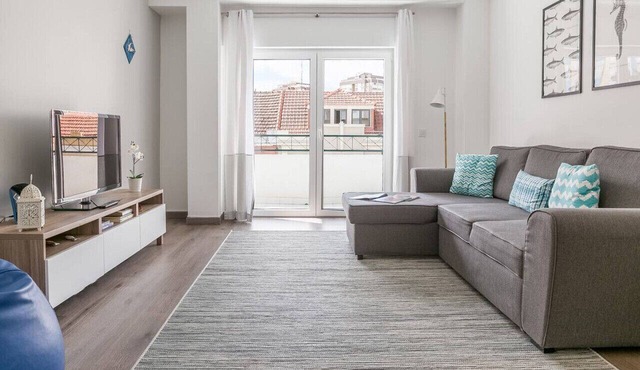 Beach Apt with Balcony - 2 min walk to the beach by Lisbeyond