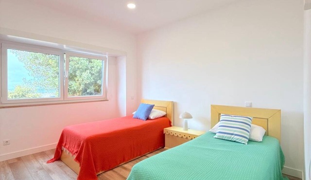 Beachfront home in Buarcos Beach! Perfect for families, pets, and groups! in Buarcos