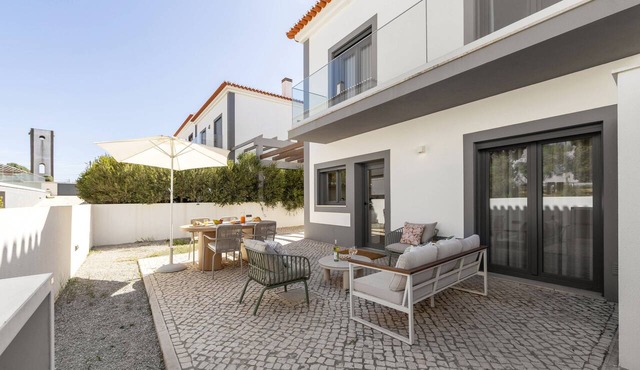 Beachside Hideaway - Elegant Coastal Getaway in Peniche