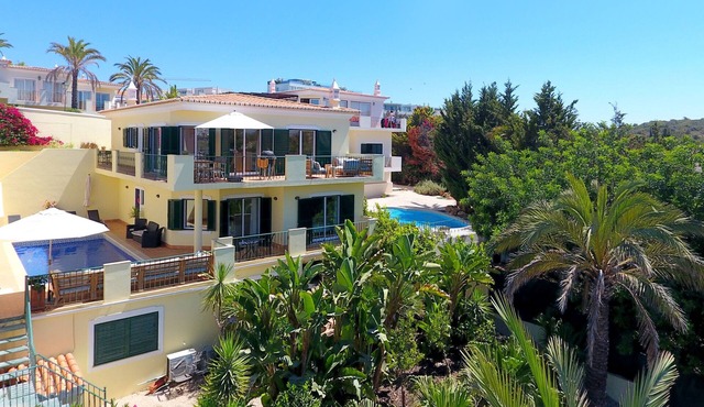 Beachvilla with private pool & seaview at prime location in Ferragudo Village. in Ferragudo