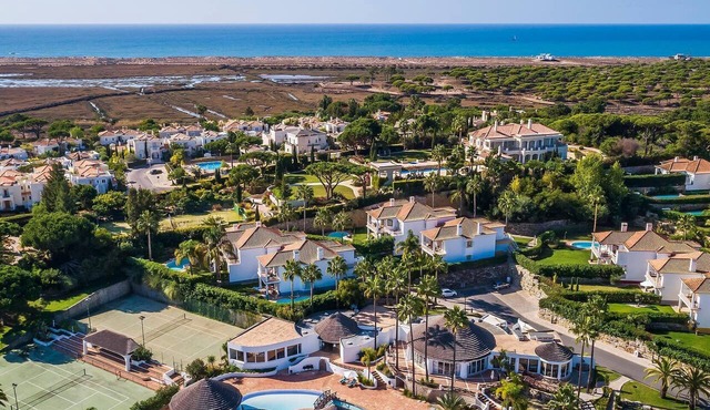 Beautiful 2-Bedroom Apartment with Private Pool and Garden in Quinta do Lago in Faro