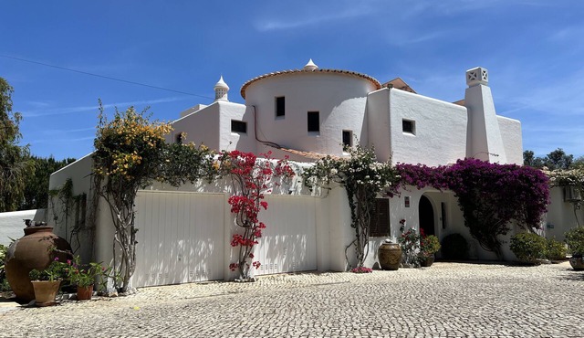 Beautiful Spacious, Villa With Large Salt Water Pool Near To Praia Marinha Beach