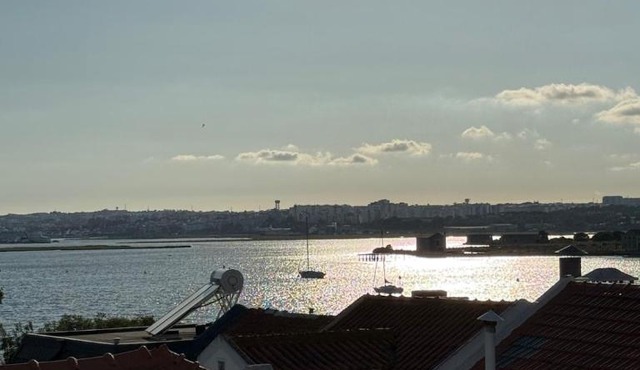 Belart Boutique Apt Bay View Near Lisbon in Seixal