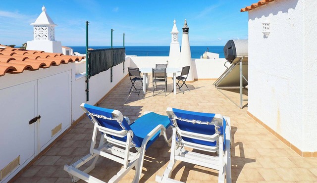 Blue Horizon Apartment with a Beautiful Ocean View in Carvoeiro