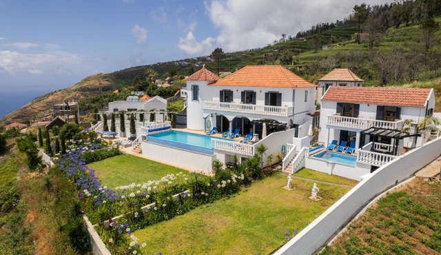 BLUE OCEAN VILLA with private heated Pool in Calheta