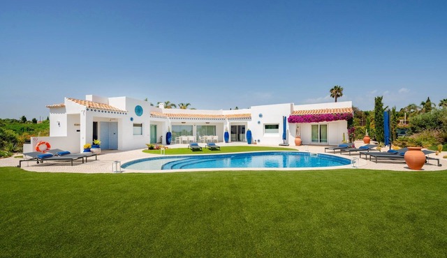 Blueberry Breeze - Four Bedroom Villa, Sleeps 8 in Praia do Carvoeiro