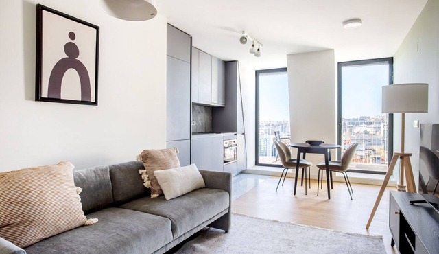 Blueground | Saldanha, furnished, full kitchen in Lisbon