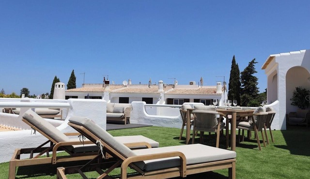 Bright 2-BR Apt with Spacious Terrace and Sea Views in Carvoeiro