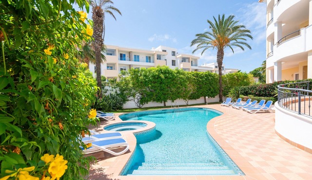 Bright and comfortable 2 Bedroom apartment in Porto de Mos by Ideal Homes
