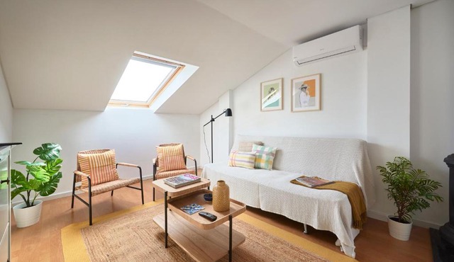 Bright Apt w Balcony, AC, Parking, By TimeCooler in Lisbon