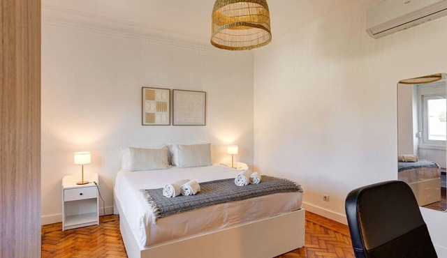 Bright, Custom-Built Apartment with Air Conditioning in Areeiro in Lisbon