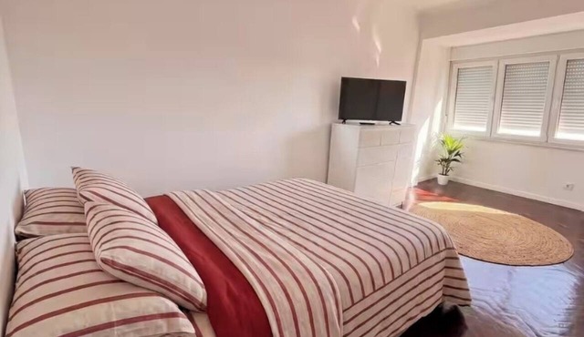 Bright, Renovated 2-Bedroom Apartment Very Close to the Lisbon Zoo in Lisboa