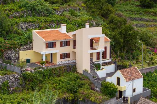 Casa Amarela da Fajã da Areia by an island apart in Sao Vicente