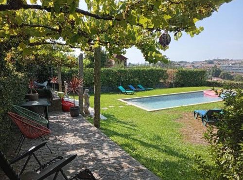 Casa com Piscina Privada de 10m e Jardim, até 8 pessoas, perto do Porto