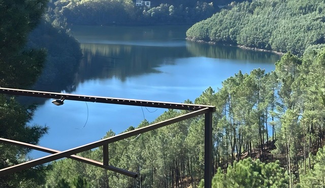 Casa da Maria: Mountain Retreat with Lake View, Wi-Fi and Air Conditioning in Vilar da Veiga