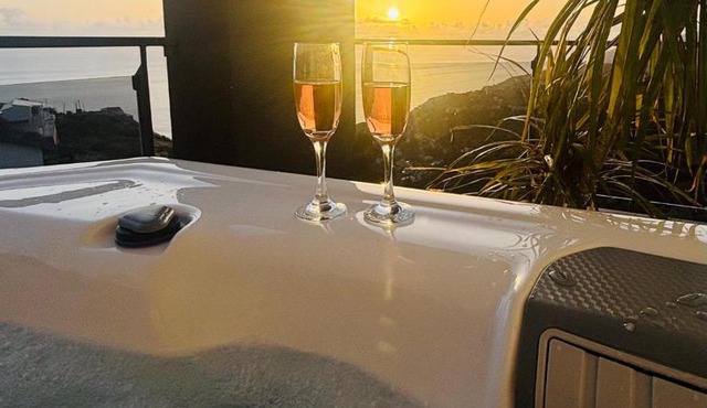 CASA DAS ABERTAS, Jacuzzi, Sea View, Air Conditioning and Heating System in Calheta