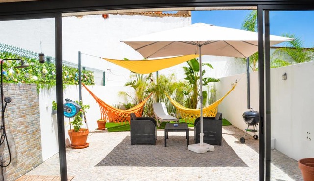 Casa Elegante V3 Moderna 2 Suítes, Jardim e Garagem Privados