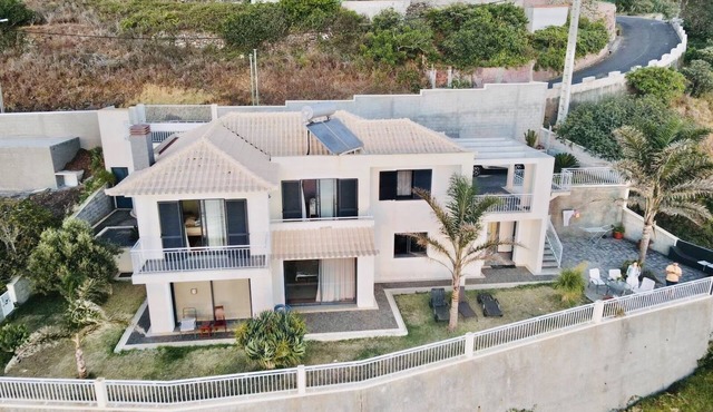 Casa Farol — Ocean Views & Unforgettable Sunsets, Madeira in Fajã da Ovelha