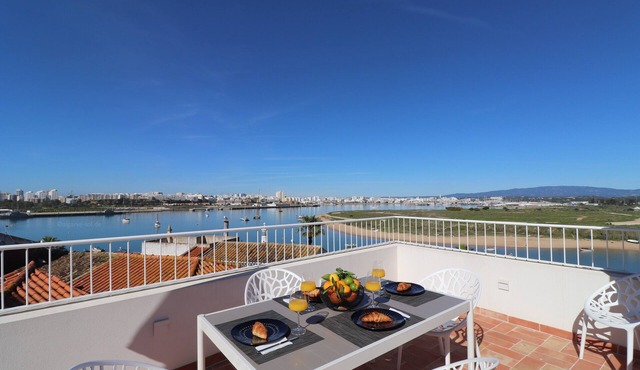 Casa Herzog: Modernes Ferienhaus mit Meerblick, WLAN & Klimaanlage in Ferragudo in Ferragudo