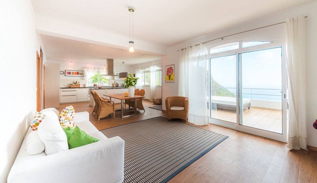 Casa Oliva-Panorama: Large designer apartment, fantastic views, heated pool in Arco da Calheta